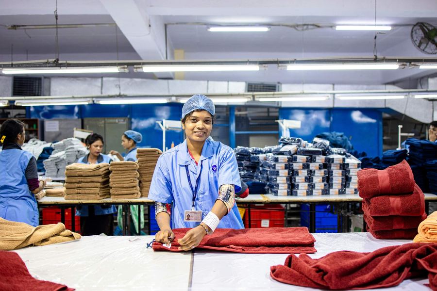 Angajată într-o fabrică de producție